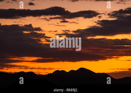 Fiery Sonnenaufgang in der MacDonnell Ranges. Stockfoto