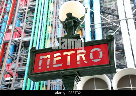 Paris, Frankreich, 19. August 2018: Alte Metro Signage und das Centre Pompidou auf Hintergrund Stockfoto