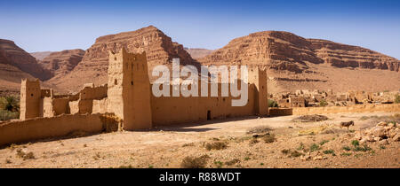 Marokko, Ziz Schlucht, guers Tiallaline, alte Kasbah bleibt, Panoramablick Stockfoto