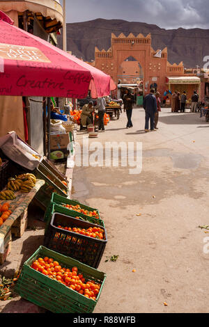 Marokko Errachidia, Obst auf der Straße abgewürgt mit Bogen in der Nähe von Market Stockfoto