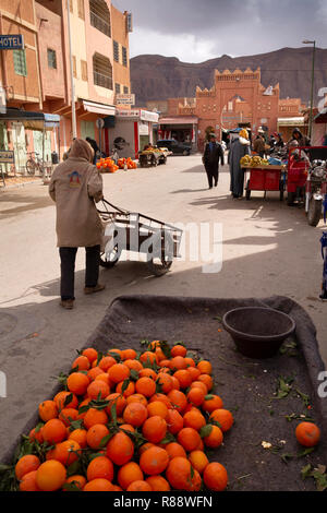 Marokko Errachidia, Straße mit Bogen in der Nähe von Market Stockfoto