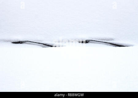 Schnee Auto close-up. Windschutzscheibe, Motorhaube und Scheibenwischer im Schnee Stockfoto