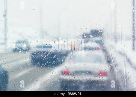 Regentropfen auf der Windschutzscheibe Stockfoto