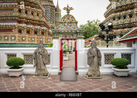 Zwei steinerne Zierpflanzen Soldaten guard eine Tür in den Gärten der Was oder was Pho Phra Tempel des reclnining Bhudda Bangkok Thailand Stockfoto