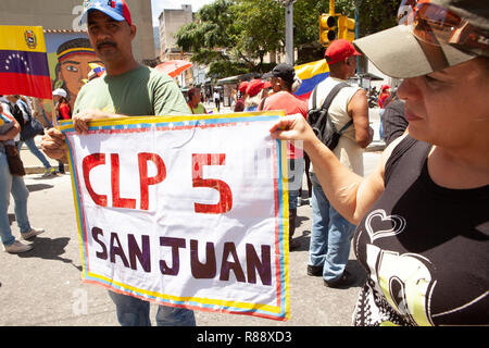 Venezolaner marschieren in der Stadt die CLP-San Juan Poster und Venezolanische Flagge, Caracas, Venezuela, Südamerika Stockfoto