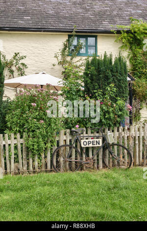 Der Vogel auf dem Felsen Kaffee Zimmer (zuvor Rocke Cottage), Clungunford, Craven Arms, Shropshire, Großbritannien. Eine beliebte traditionelle englische Teestand und Cafe Stockfoto