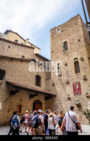 Florenz, Italien, 29. Juni 2015: Touristen die Warteschlange warten das Geburtshaus des italienischen Dichters Dante Alighieri in Florenz, Italien Stockfoto