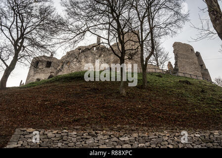 Povazsky hrad Burgruine oben Povazska Bystrica Stadt in Javorniky Gebirge in der Slowakei im Herbst Stockfoto