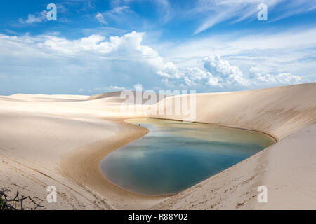 Die Lencois Maranhenses im Norden Brasiliens, berühmt für seine frischen Wasser der Lagune in einem bewölkten Tag Stockfoto