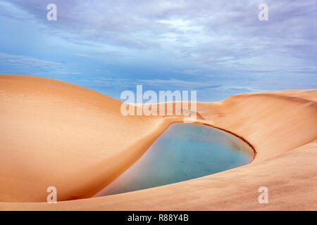 Bunte Süßwasser-Lagune in Lencois Maranhenses in Brasilien Stockfoto