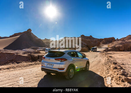 Atacama, Chile - Otc 15 2017 - Pkw und Transporter durch die Atacama Mondtal in einem klaren Himmel Tag fahren in Chile Stockfoto