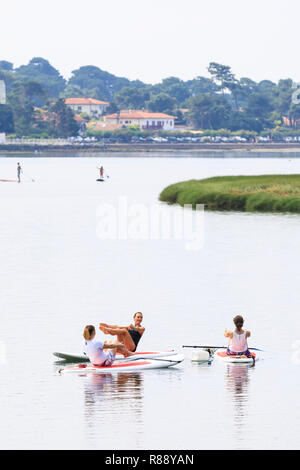 SUP Yogastunde, Hossegor, Frankreich Stockfoto