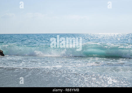 Schöne Wellen auf dem Meer. Marine Stockfoto