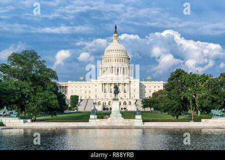 Einen reflektierenden Pool, Ulysses S. Grant Memorial und uns, Kapitol, Washington D.C., USA. Stockfoto