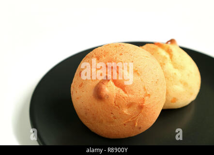Paar leckere Pao De Queijo oder brasilianischen Käse Brot auf Schwarze Platte isoliert auf weißem Hintergrund Stockfoto