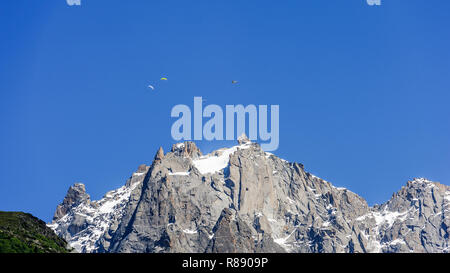 Gleitschirme über das Mont Blanc Massiv, aus dem Tal in der Nähe von Chamonix, Frankreich Stockfoto