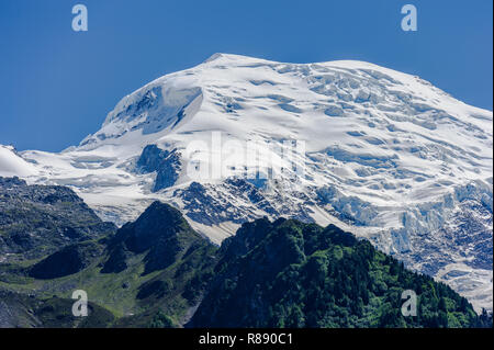 Blick auf die Gipfel des Mont Blanc, aus dem Tal in der Nähe von Chamonix, Frankreich Stockfoto