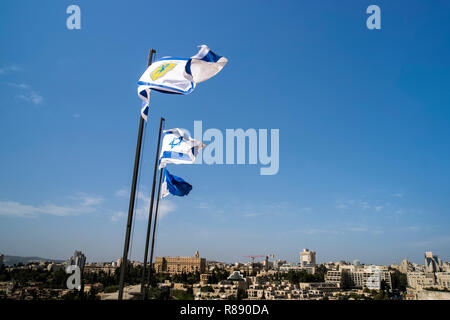 Israel und Jerusalem Flaggen über Jerusalem alte Stadtmauern gegen den blauen Himmel mit weißen Wolken im sonnigen Sommer. Stockfoto