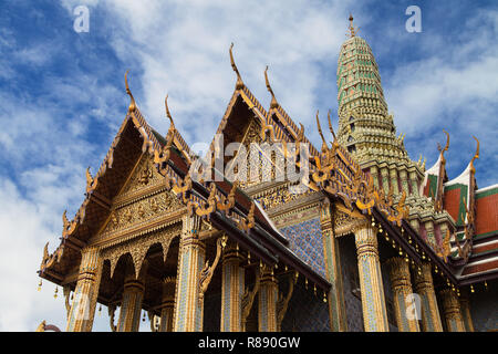 Chofa und Prang der Königlichen Pantheon im Wat Phra Kaew, Bangkok, Thailand. Stockfoto