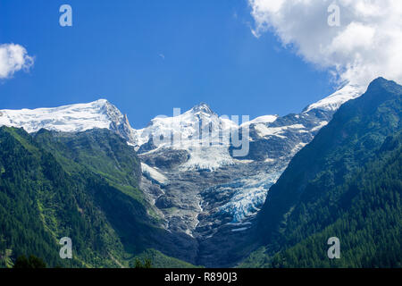 Blick auf den Gletscher des Mont Blanc, aus dem Tal in der Nähe von Chamonix, Frankreich Stockfoto