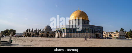 Panoramablick nicht identifizierten Touristen in der Nähe der Felsendom auf dem Tempelberg in der Altstadt von Jerusalem Israel. Großen Bereich vor der al-Aqsa Stockfoto