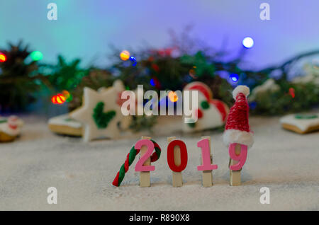 Dekorative Weihnachten/Neujahr Komposition mit Schnee. Geschenke, Fir Tree Branches, Dekorationen auf weißem Hintergrund. Weihnachten, Winter, neues Jahr. Stockfoto