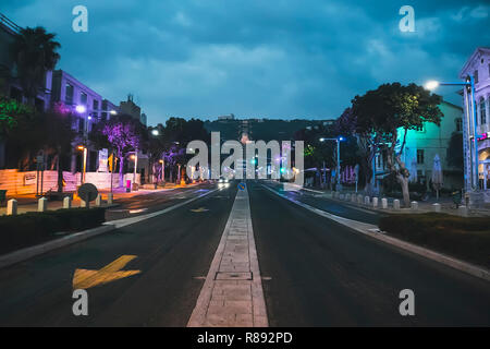 Die zentrale Straße von Haifa und der Deutschen Kolonie Nachbarschaft ist der beste Platz für die abendliche Spaziergänge, Israel. Blick auf die Bahai Gärten von der Straße Stockfoto