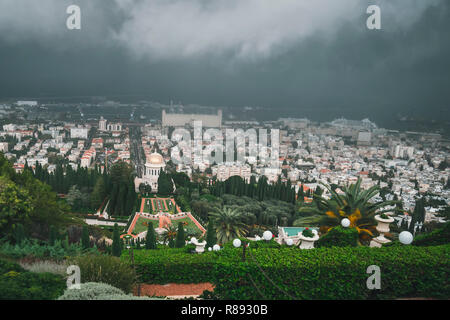 Regen, Sturm und schwere Wolken über der Innenstadt, Haifa Haifa mit Blick auf den Hafen, Hafen, Industrial Zone, Bahai Gärten und Tempel auf den Hängen des Stockfoto