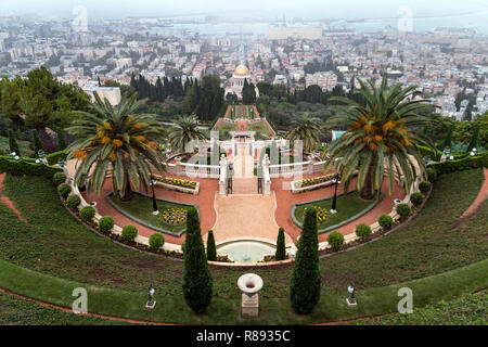 Bahai Gärten und Tempel an den Hängen des Berges Karmel und Blick auf das Mittelmeer und die Bucht von Haifa, Stadt im Herbst und Winter, Israel. Fo Stockfoto