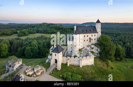 Luftaufnahme von Lindenberg Schloss - 14. Jahrhundert königliche Burg im Dorf Bulgarisch, Polnisch Jura, Polen Stockfoto