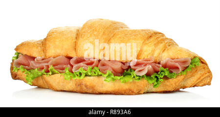 Big Croissant mit grünem Salat und Schweinefleisch auf weißem Hintergrund Stockfoto