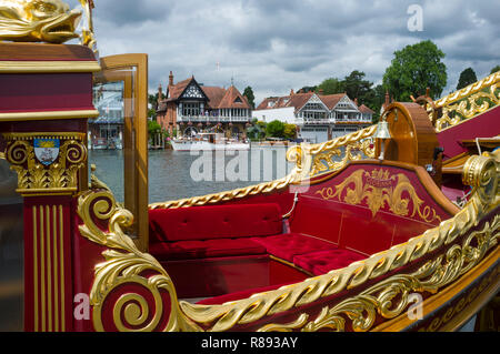 Die Royal Row Barge Gloriana liegt an der Henley Royal Regatta, Henley-on-Thames, Oxfordshire Stockfoto