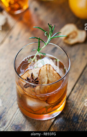 Altmodisch, Whisky trinken mit Rosmarin Eiswürfel und trockenen Birne Slice Stockfoto
