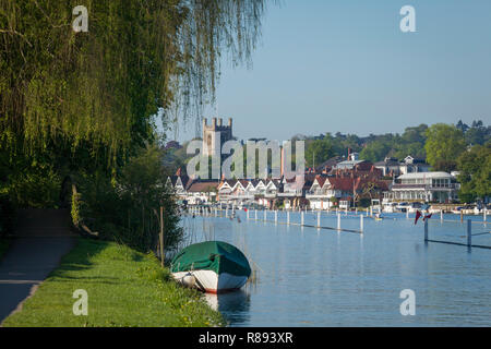 Die malerischen historischen Thameside Stadt Henley-on-Thames, Oxfordshire, über von der Themse mit St. Mary's Church in der Mitte gesehen Stockfoto