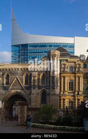 Die Klinge Office Block vom Fluss Kennet in Reading, Berkshire gesehen über die Abtei Gateway Stockfoto