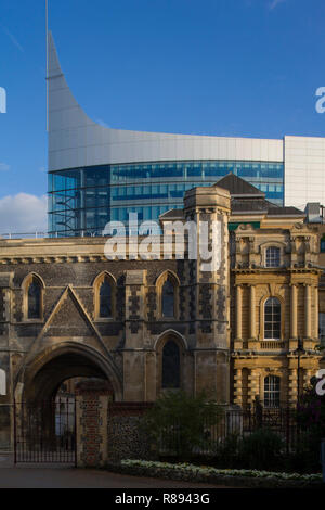 Die Klinge Office Block vom Fluss Kennet in Reading, Berkshire gesehen über die Abtei Gateway Stockfoto