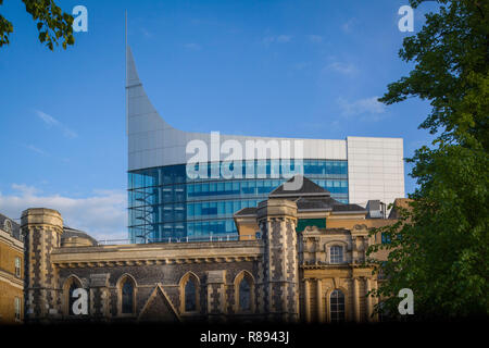 Die Klinge Office Block vom Fluss Kennet in Reading, Berkshire gesehen über die Abtei Gateway Stockfoto
