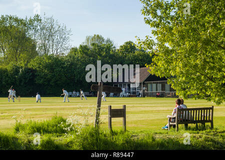 Vater und Sohn sehen Sie ein Dorf Cricket Match auf dem Dorfplatz in Rotherfield Greys, Henley-on-Thames, Oxfordshire Stockfoto