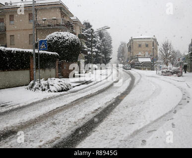 Weiß Weg bedeckt mit Schnee nach einem großen Schneefall in der Stadt ohne Menschen Stockfoto