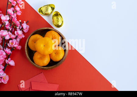 Flach chinesischen Neue Jahr Hintergrund - Cherry Blossom, Mandarin Orange, Rot Umhüllen und goldenen Barren auf Hintergrund, zweifarbig, rot und weiß. Stockfoto