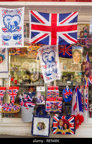 Souvenirs zum Verkauf in der Zeit der königlichen Hochzeit zwischen Prinz Harry und Meghan Markle in Windsor, Berkshire Stockfoto