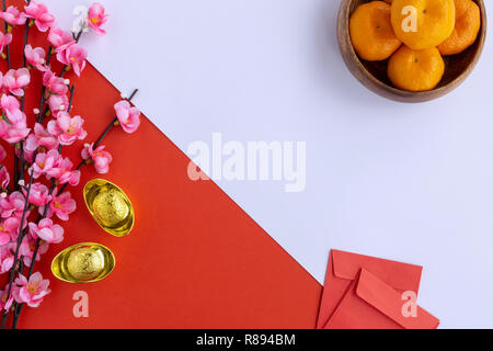 Flach chinesischen Neue Jahr Hintergrund - Cherry Blossom, Mandarin Orange, Rot Umhüllen und goldenen Barren auf Hintergrund, zweifarbig, rot und weiß. Stockfoto