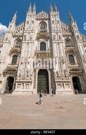 Vertikale Ansicht von der Mailänder Dom in Mailand, Italien. Stockfoto