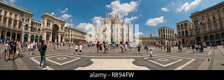 Horizontale streetview von Piazza del Duomo, einschließlich der Mailänder Dom und der Galleria Vittorio Emanuele II in Mailand, Italien. Stockfoto