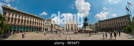 Horizontale streetview von Piazza del Duomo, einschließlich der Mailänder Dom und der Galleria Vittorio Emanuele II in Mailand, Italien. Stockfoto