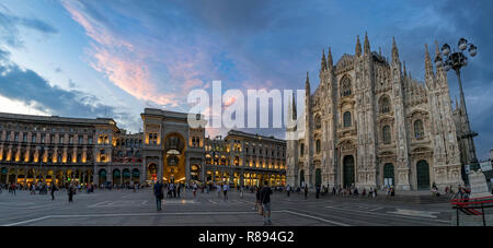 Horizontale streetview der Mailänder Dom und der Galleria Vittorio Emanuele II Einkaufszentrum bei Sonnenuntergang in Mailand, Italien. Stockfoto