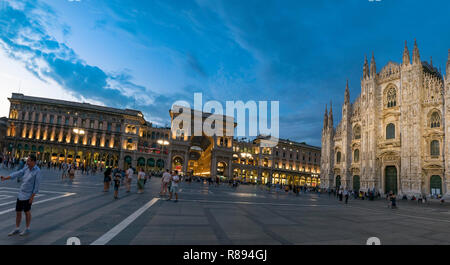 Horizontale streetview der Mailänder Dom und der Galleria Vittorio Emanuele II Einkaufszentrum bei Sonnenuntergang in Mailand, Italien. Stockfoto