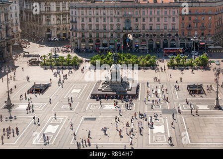 Horizontale Antenne Stadtbild auf die Piazza del Duomo in Mailand, Italien. Stockfoto