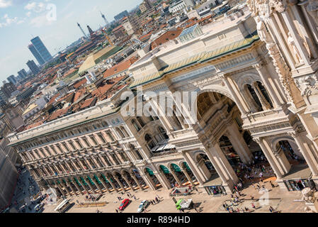 Horizontale Luftaufnahme der Galleria Vittorio Emanuele II shopping Center in Mailand, Italien. Stockfoto