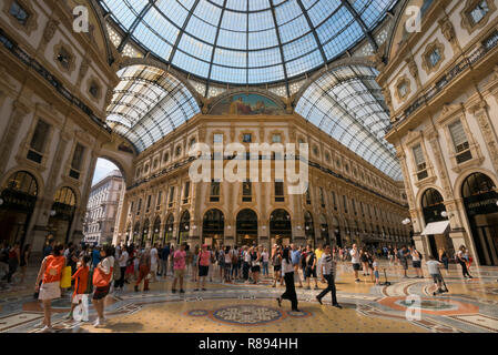 Horizontale Blick in die Galleria Vittorio Emanuele II in Mailand, Italien. Stockfoto